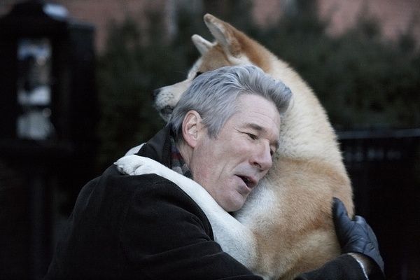 《忠犬八公的故事》剧劇照，帕克和Hachi擁抱