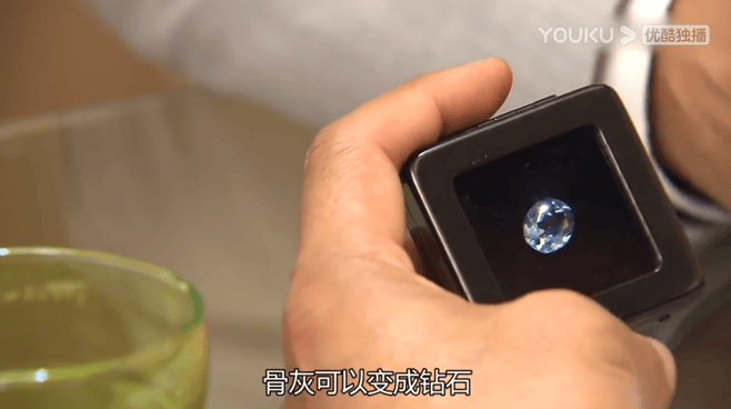 《跳躍生命線》劇照——珠寶店中麥在田手捧著章蕙芯的骨灰鑽石