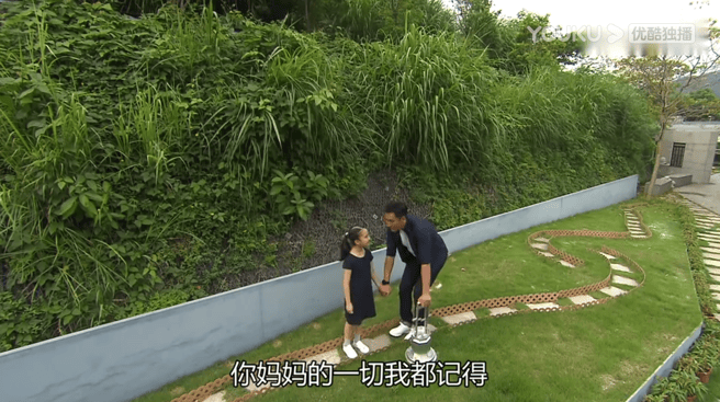 《跳躍生命線》劇照——麥在田和女兒在紀念花園撒骨灰