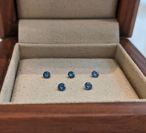 陳列在木質珠寶盒中的Algordanza骨灰鑽石
