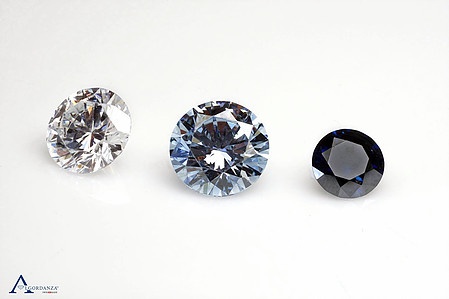 為什麼鑽石有不同的顏色？