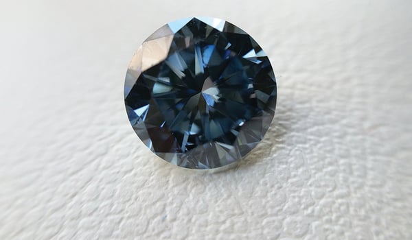 藍色的圓形明亮式骨灰鑽石
