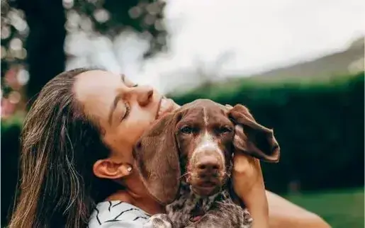 女士在花園中摟着愛犬