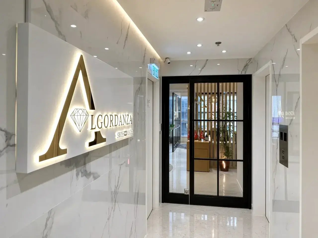 北角陳列室入口,玻璃門旁是亮起的 Algordanza 標誌